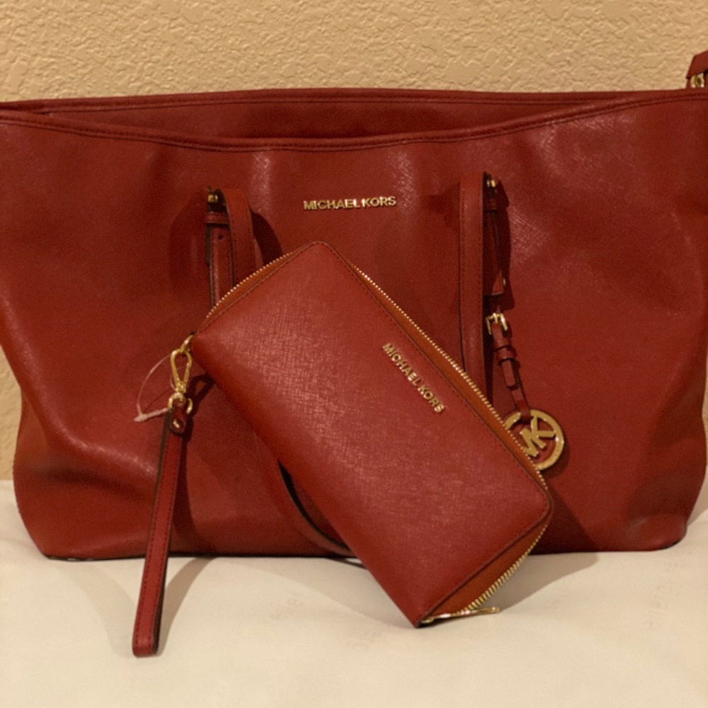 Authentic MK purse and wallet!